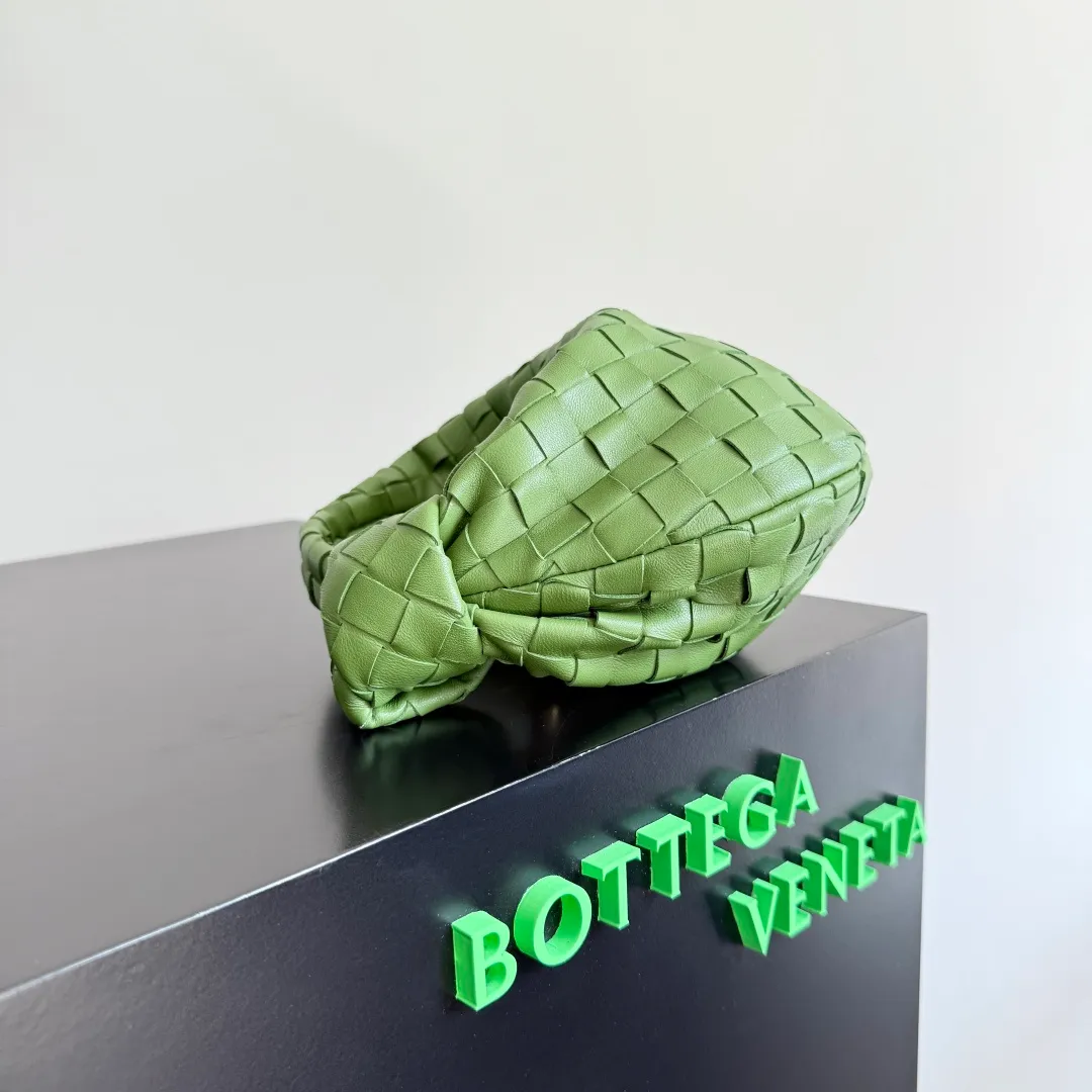 Batch 1120 Bottega veneta͙.——The latest woven knotted hobo🔥 The top-grade lambskin leather is very soft, the bag shape is unique, practical and durable. It retains the traditional woven elements while being a little more flamboyant ~ Made of hand-woven sheepskin, zipper opening and closing, curved seamless structure, effortless to match. Highly recommended⚠️⚠️⚠️ The highest-end in the market🌈 Welcome to compare [all shipped from the factory with a full set of packaging] size: 26x13x8.5cm.    Model: 651876